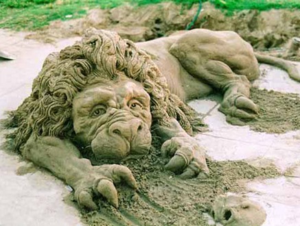 lion-sand-sculpture