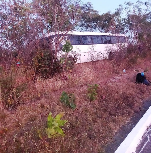 Pneu estoura e ônibus com 36 passageiros sai da pista na BR-343 no norte do Piauí