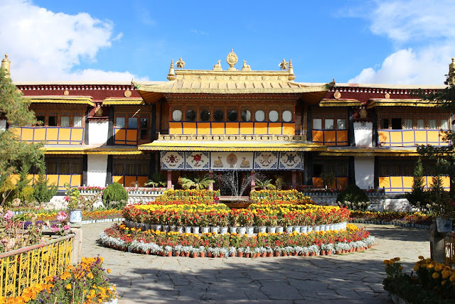 Điểm dừng chân cuối trong hành trình khám phá lãnh địa Phật Giáo thiêng liêng là cung điện mùa hè Norbulingka. Cố cung mùa hè nằm bên bờ sông Lhasa, cách cung điện Potala 2km về phía Tây được khởi công xây dựng từ thế kỷ 18. Cung điện mùa Norbulingka đồ sộ gồm 4 khu cung điện, một tu viện và nhiều phòng ốc nằm trong khu vườn rộng lớn. Đây cũng là nơi ghi dấu những sự kiện chính trị mang tính lịch sử của Tây Tạng.