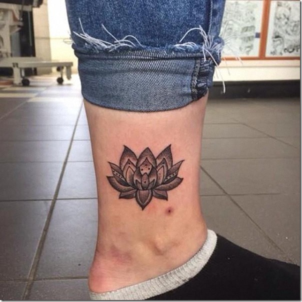 Tatuagens femininas de flor de lótus 