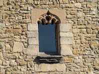 Finestra gòtica de la façana principal de Sant Llorenç del Munt