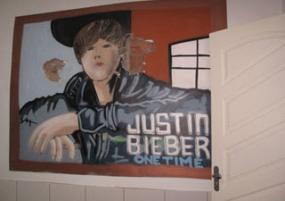 quadro de Justin Bieber na casa de traficante