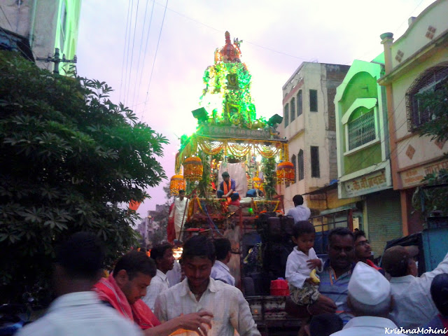 Image: Balaji Rath and devotees from the backside. 