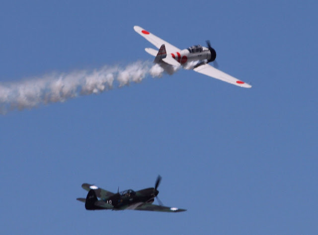 Avión japonés de la Segunda Guerra Mundial acechando a avión enemigo