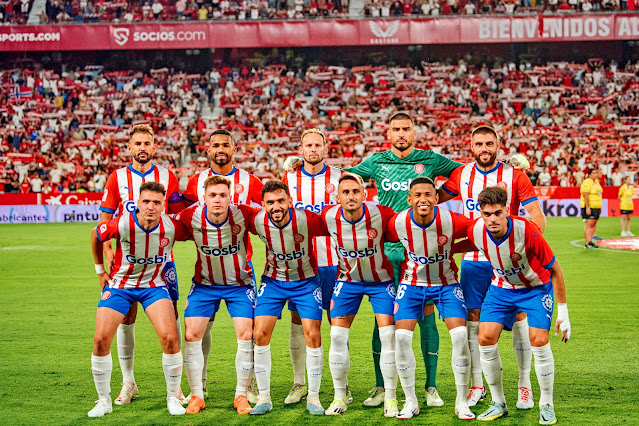 GIRONA F. C. Temporada 2023-24. Cristhian Stuani, Yangel Herrera, Daley Blind, Paulo Gazzaniga, David López. Arnau Martínez, Viktor Tsygankov, Iván Martín, Aleix García, Savinho, Miguel Gutiérrez. SEVILLA F. C. 1 🆚 GIRONA F. C. 2 Sábado 26/08/2023, 21:30 horas. Campeonato de Liga de 1ª División, LaLiga EA Sports, jornada 3. Sevilla, estadio Ramón Sánchez Pizjuán: 29.304 espectadores. GOLES: ⚽0-1: 16’, Yangel Herrera. ⚽1-1: 45+2’, Nemanja Gudelj. ⚽1-2: 56’, Aleix García.