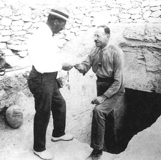 Imagen: Howard Carter ayudando a su mecenas Lord Carnarvon a salir de la escalera de acceso a la tumba de Tutankamón.