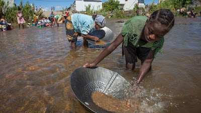 In Pictures: Madagascar's Sapphire Mining Rush (1)