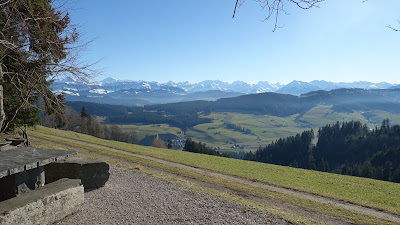 Rastplatz mit Alpensicht