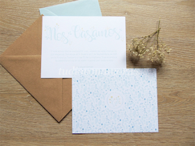 Bonita invitación sencilla y moderna con estampado de flores azules y título lettering