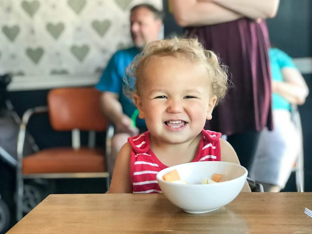 Montessori parenting - some thoughts on going to restaurants with young children without using screens to entertain them. 