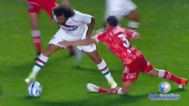 Cenas fortes:  Marcelo, do Fluminense, quebra perna de rival; veja vídeo