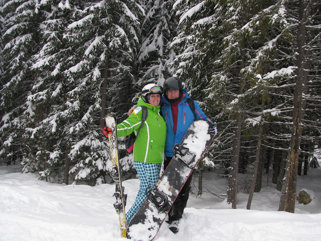 лыжница и сноубордист