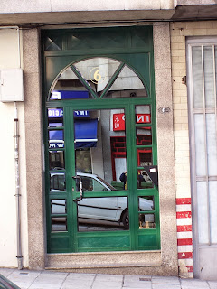 Portal de entrada lacado  en color verde  con vidrios reflectasol