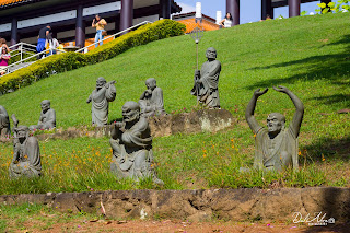 Foto de vários Budas na frente da entrada