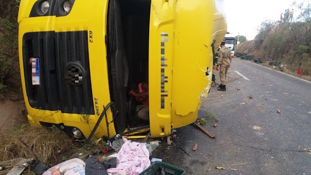 (Ler Noticia) Carreta tomba e motorista fica preso às ferragens na BR-232