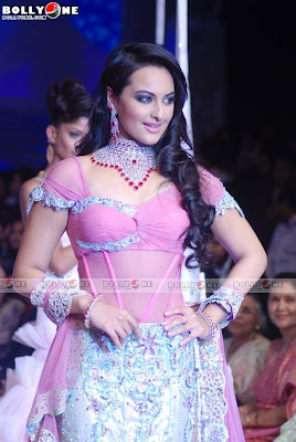 Glam Girl Sonakshi Going Ramp at IIJW 2010