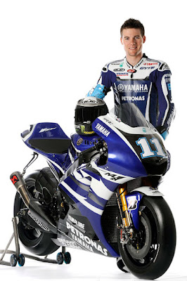 Ben_Spies_Yamaha_Factory_Racing_YZR-M1_2011_02_800x1200
