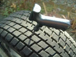 タイヤのパンク修理の釘穴拡大