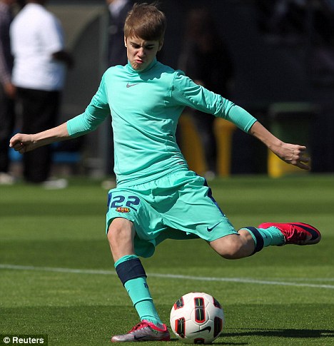 justin bieber barcelona football. Justin Bieber trains with