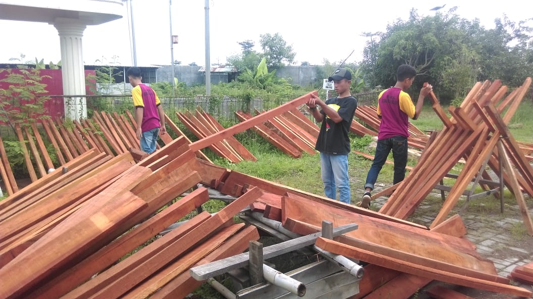 Kegiatan Praktek Siswa Jurusan Desain  Interior  dan  Teknik  