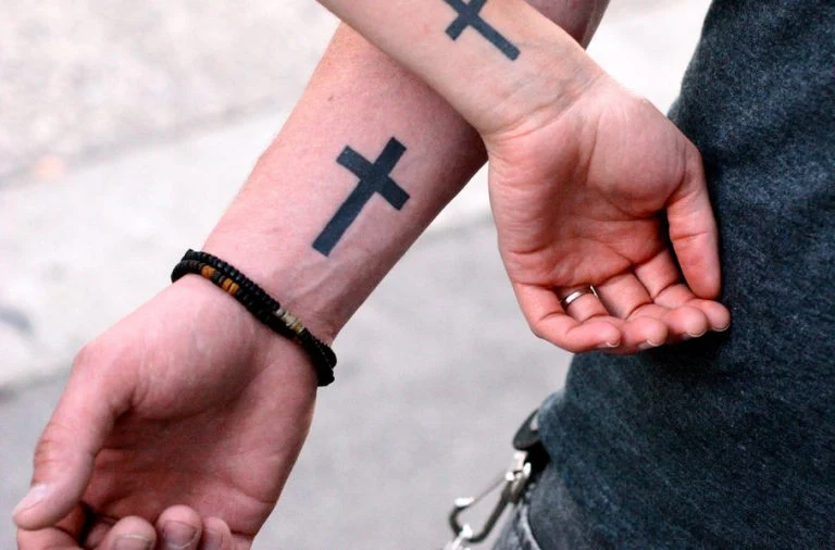 dos tatuajes de cruces para pareja