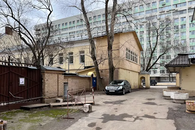 Погодинская улица, дворы, детский сад (школа № 1231) – бывший главный дом фабрики-усадьбы Ганешиных