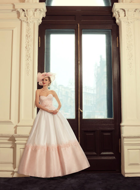 Fotógrafo realiza ensaio com vestidos de casamento no estilo vintage