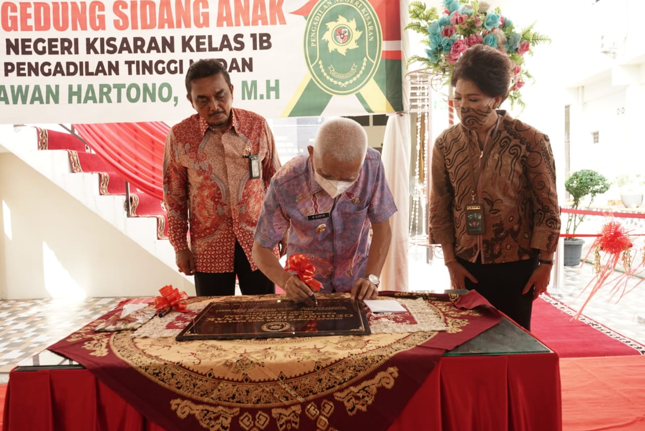 Didampingi Bupati Asahan, Ketua Pengadilan Tinggi Medan Resmikan Gedung Sidang Anak Pengadilan Negeri Kisaran Kelas 1 B