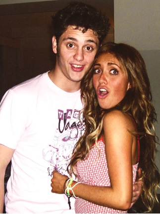 Foto de Anahi Puente muy junto a Christopher Uckermann