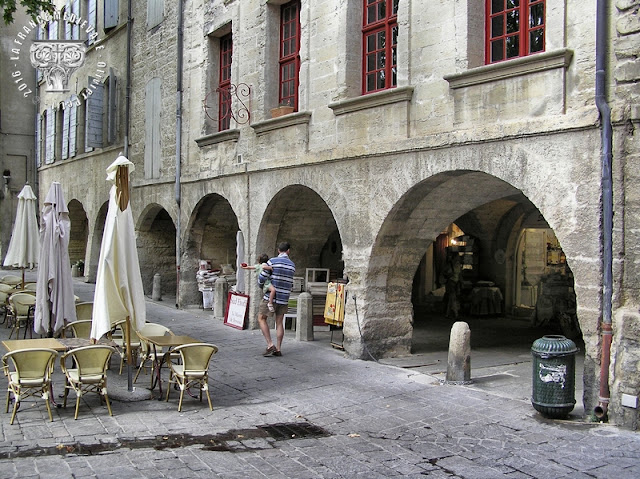 UZES (30) - Place aux Herbes