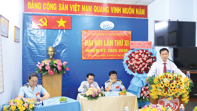 Đồng chí Phan Văn Định, UVBTV Quận ủy, Trưởng Ban  Tổ chức phát biểu tại Đại hội Chi bộ Đội Quản lý thị trường  số 17. (Ảnh: MD)