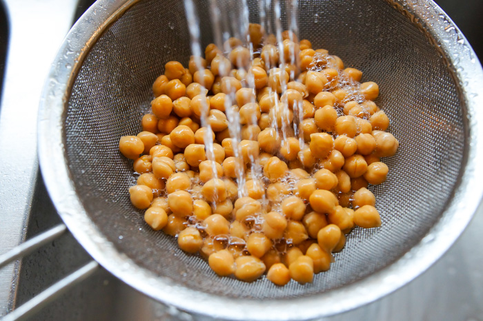 rinsing chickpeas in strainer with water