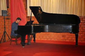 A Noite Espanhola contou com várias atrações, entre elas a apresentação de piano com Bruno Fonseca