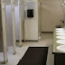 Limpiar baños públicos, castigo para los infractores de las restricciones contra el COVID-19 en Indonesia