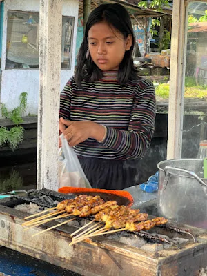 Penjual Sate Gerobak Pink Sate Viral