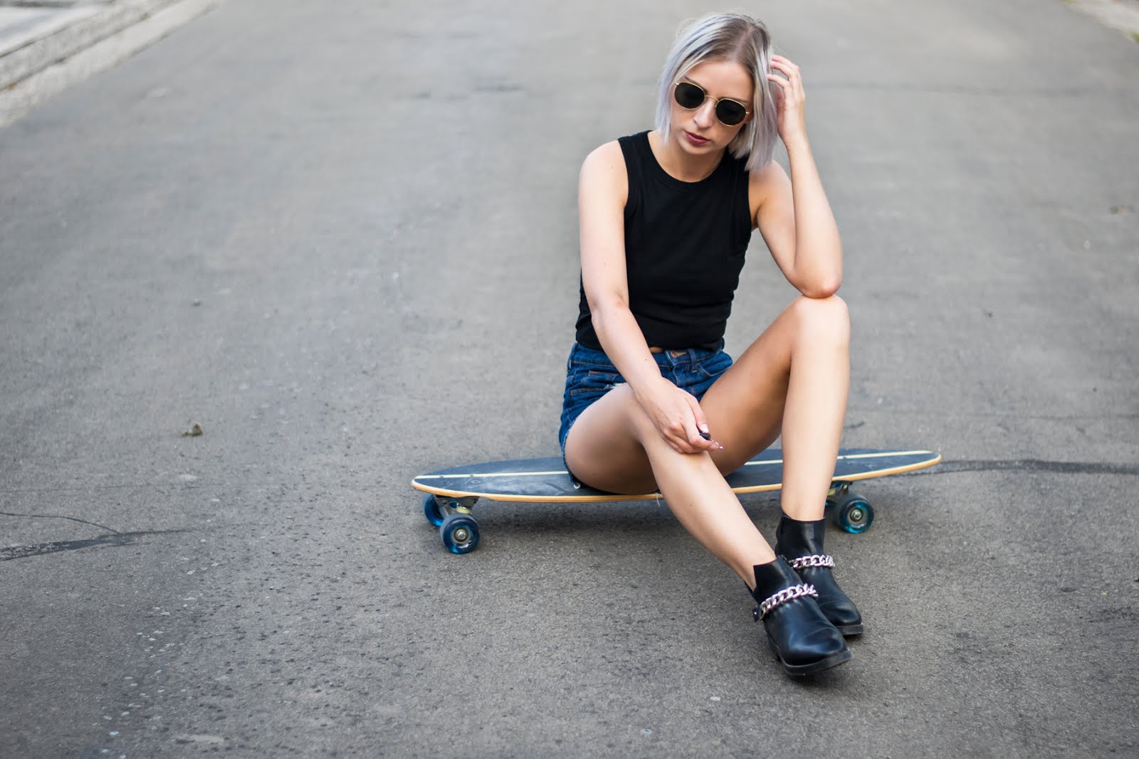 Weekday wrap crop top, h&m denim shorts, zara biker chain boots, summer outfit, edgy, longboard