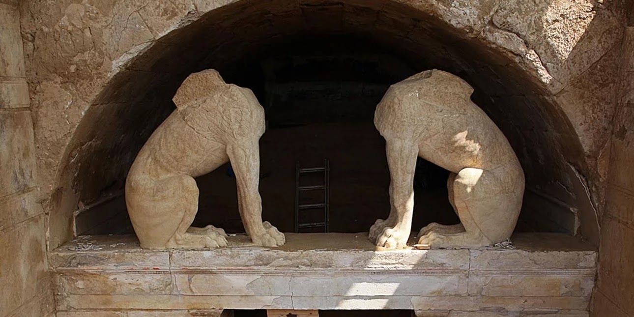 Οι δύο γρύπες εντυπωσιάζουν στην Αμφίπολη.