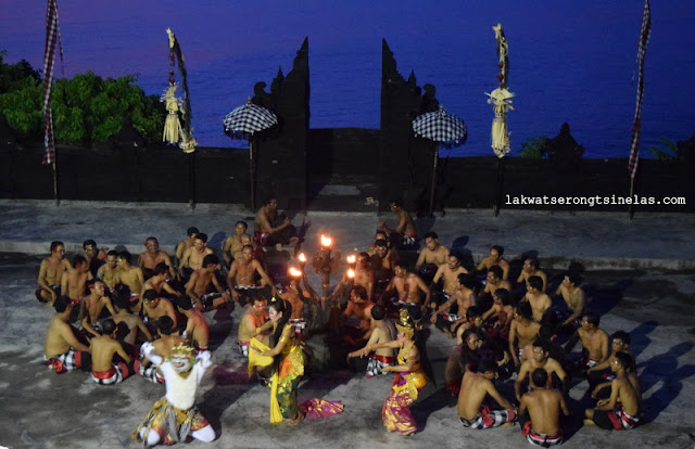 SUNSET KECAK FIRE DANCE AT ULUWATU