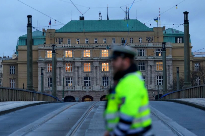 Policial em frente à Universidade Carolina de Praga: agressor foi morto e não há informações de outros envolvidos no ataque | Foto: EFE/EPA/MARTIN DIVISEK