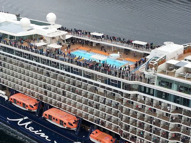 TUI Cruises' cruise ship Mein Schiff 4 departing Bergen, Norway; Askøy bridge