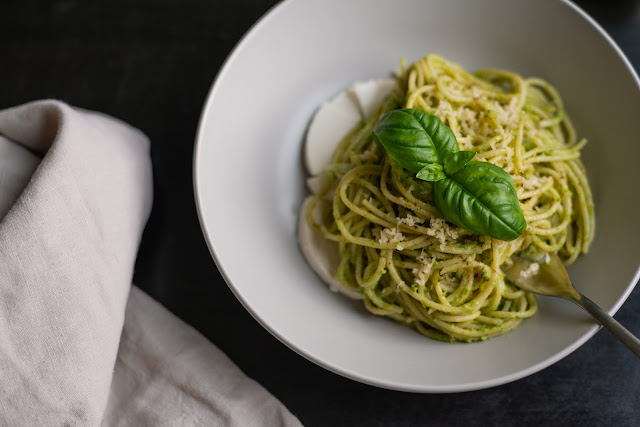 Piatto di spaghetti al pesto