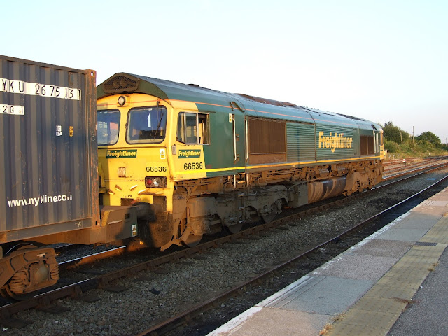 a colourful photo of freightliner uk diesel loco class 66536 passing through banbury station in august 2012