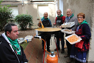 Decenas de cuadrillas llenan las fiestas de Beurko Bagatza de aroma a tortilla y paella