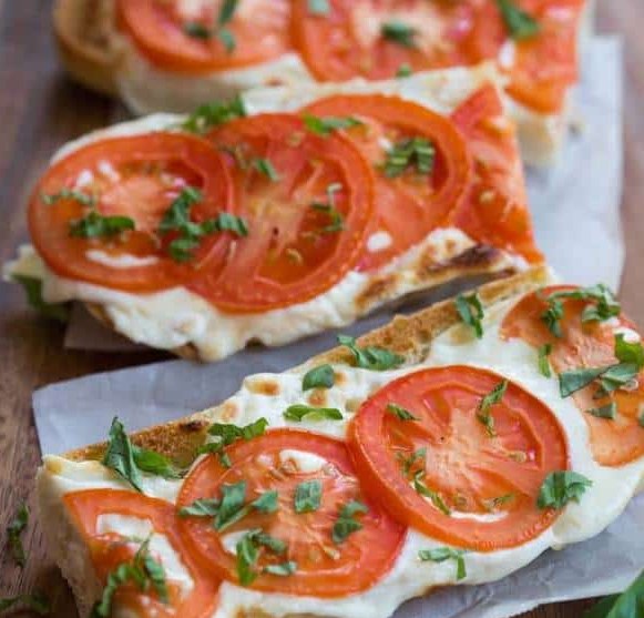 TOMATO BASIL MOZZARELLA TOASTS #vegetarian #appetizer