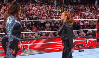 Nia Jax vs. Becky Lynch en WWE RAW.