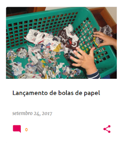 Cesto com papel amassado em forma de bolas e mão de criança