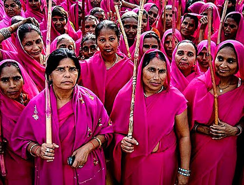 Gulabi Gang Çetesi ! Pembe Sopalılar Çetesi