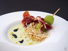 Refrescante ajoblanco de melón, acompañado de brocheta de melón con jamón y ensalada de germinados.