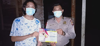 Patroli Malam Dengan Berbekal Pamflet, Polisi Ajak Warganya Untuk Selalu Patuhi Prokes