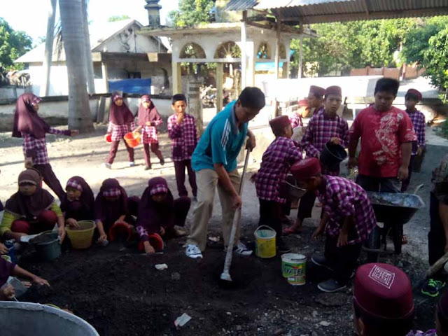 Siswa dan Siswi SDN 2 Karang Baru Gelar Gotongroyong